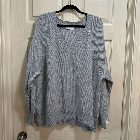 Old Navy Sweaters - Women’s Old Navy long sleeve v-neck sweater light gray size 3X